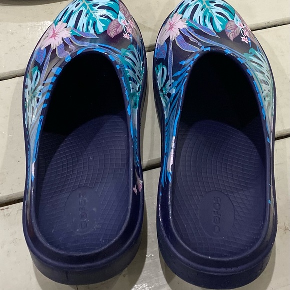 Oofos Clog in Limited Edition Hawaiian Flora Print Size 12 - Picture 2 of 5